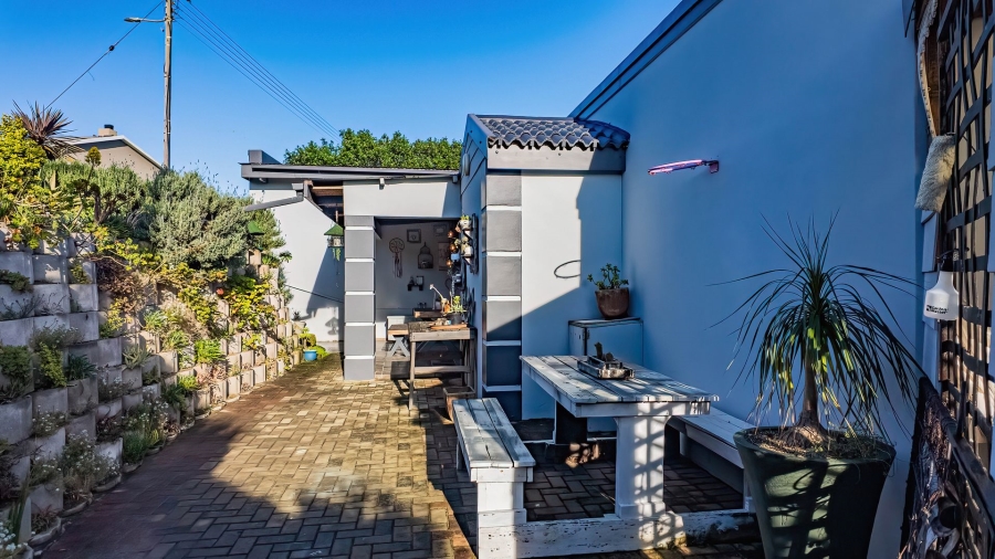 5 Bedroom Property for Sale in Fraaiuitsig Western Cape